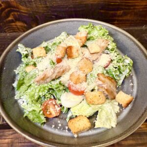 Салат Цезарь с цыпленком гриль