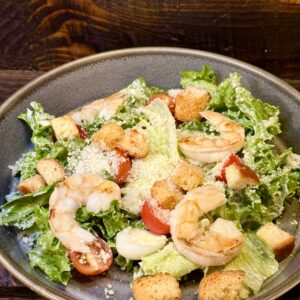 Салат Цезарь с креветкой гриль